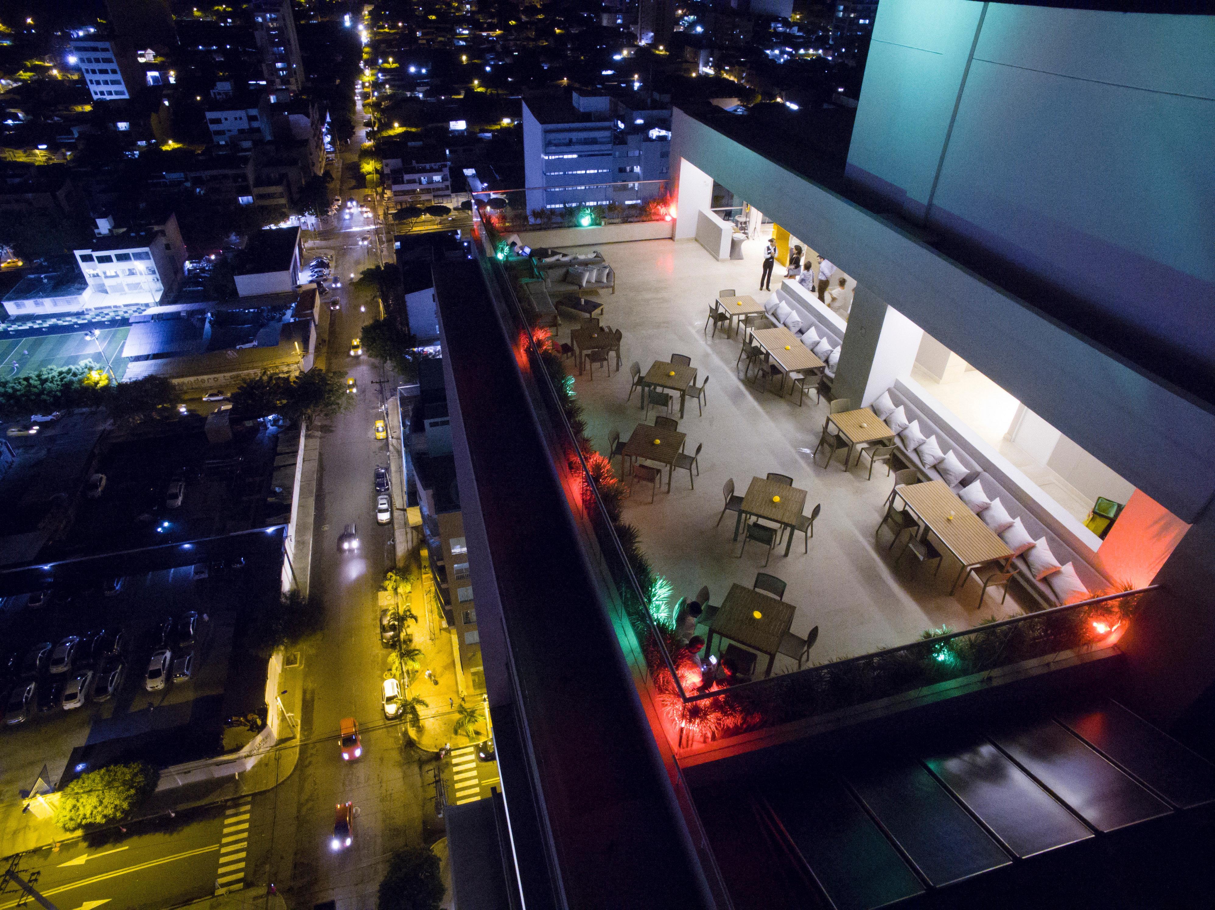 Holiday Inn Cucuta By Ihg Luaran gambar Sky bar at the hotel