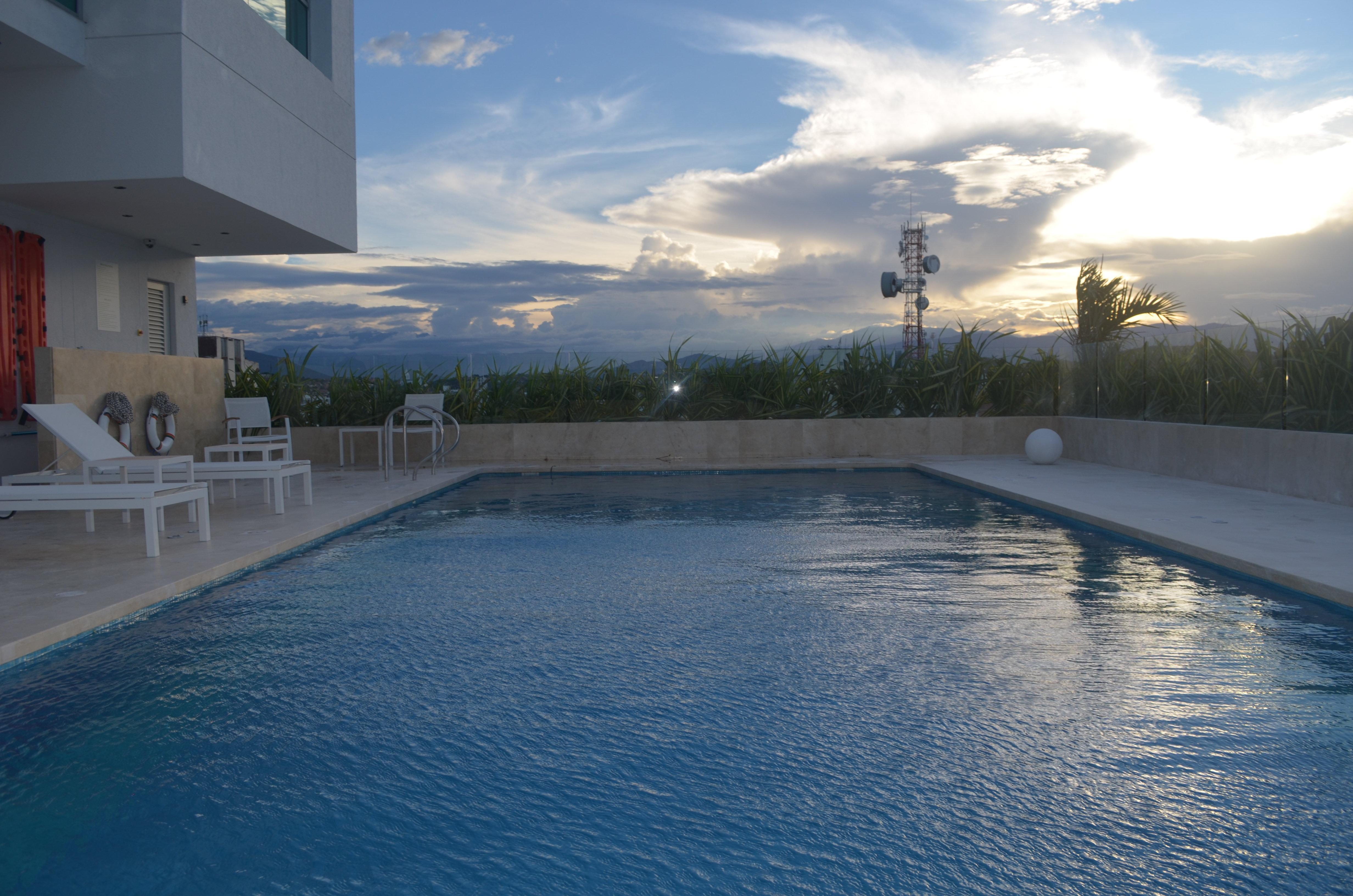 Holiday Inn Cucuta By Ihg Luaran gambar Swimming pool at the hotel
