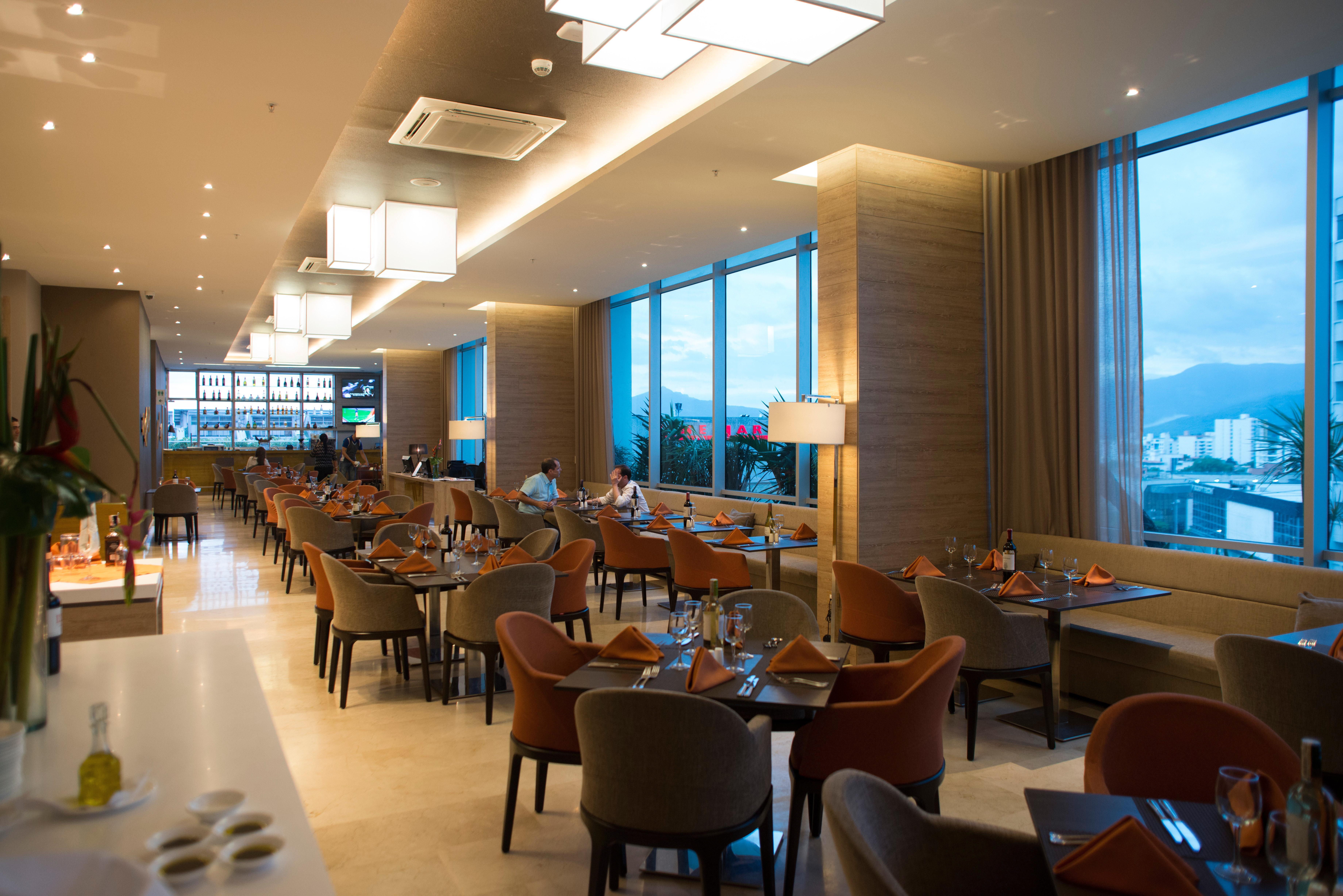 Holiday Inn Cucuta By Ihg Luaran gambar The Club Lounge at Hong Kong International Airport