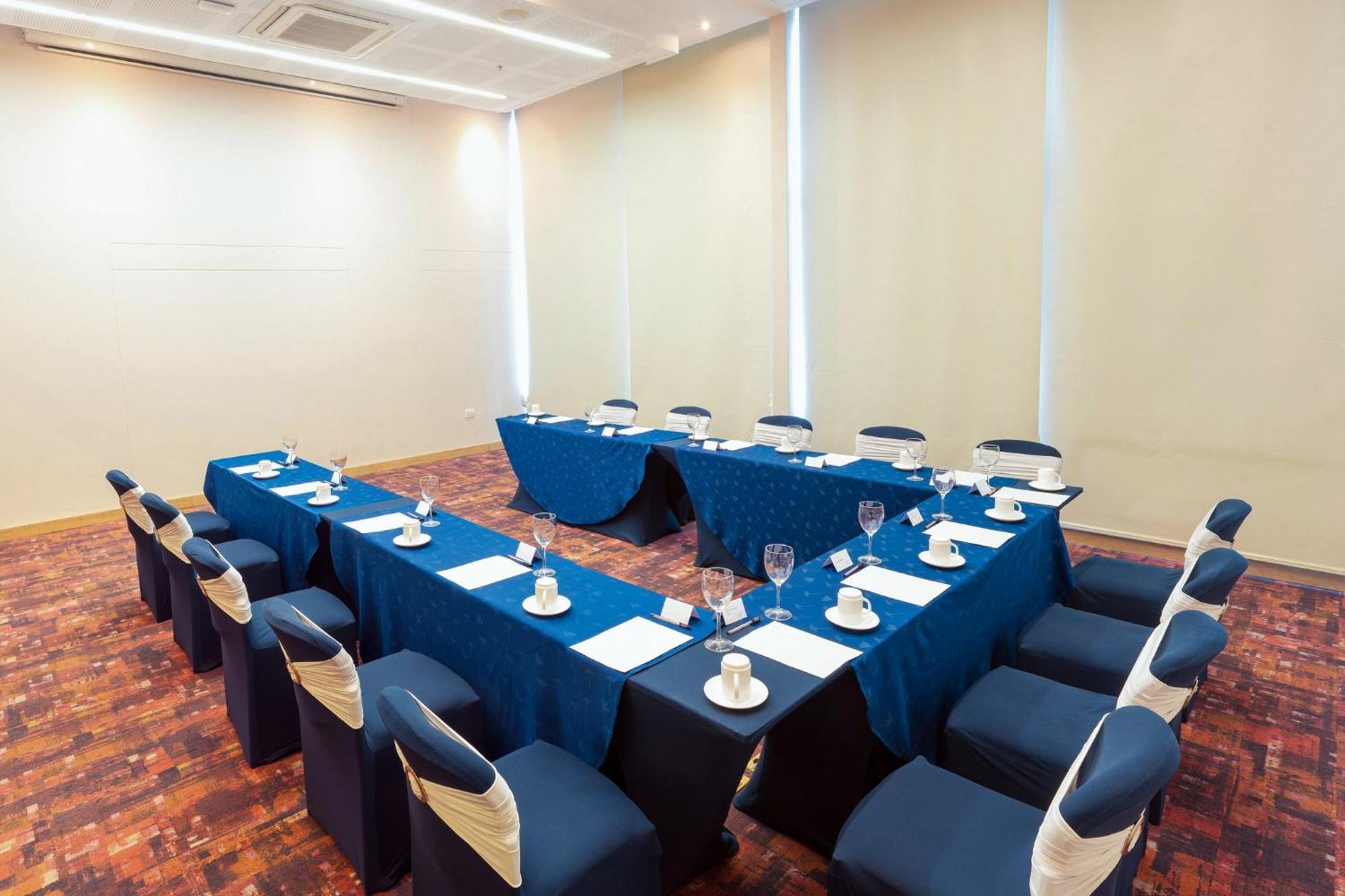 Holiday Inn Cucuta By Ihg Luaran gambar Meeting room
