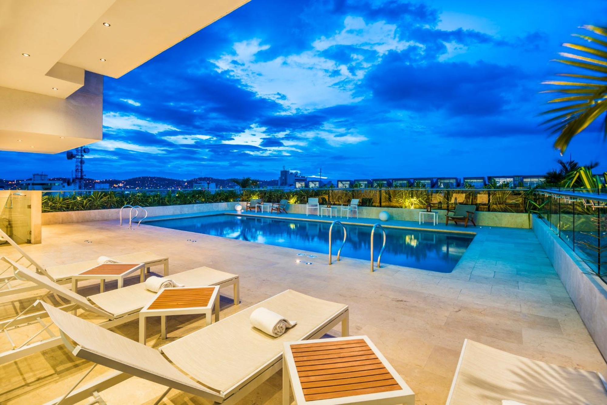 Holiday Inn Cucuta By Ihg Luaran gambar Rooftop pool at the hotel